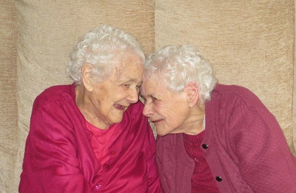 Взрослые близнецы, которые живут последние 100 лет вместе