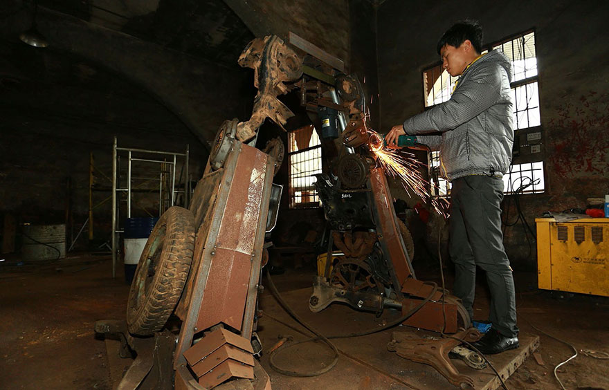 Фермеры из Китая воссоздали трансформеров из металлолома