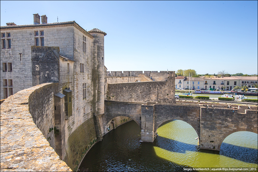  Городская стена опоясывает весь город и имеет длину 1650 м. Она строилась в два приема: первая часть при Филиппе III Смелом и вторая при Филиппе IV Красивом, и была завершена к 1300 году, превратив город в неприступную крепость.