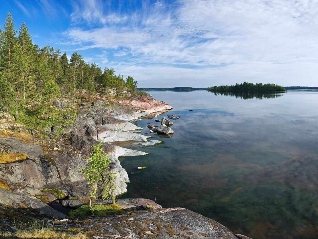 Северная и восточная части водоема относятся к Карелии. Западный, юго-восточный и южный берег Ладожского озера находятся в Ленинградской области. 
