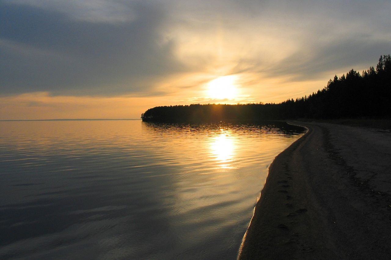 Онежское озеро (Онего) находится на северо-западе России, на территории Карелии, Ленинградской и Вологодской областей. Это второе по величине пресное озеро в Европе после Ладожского. 