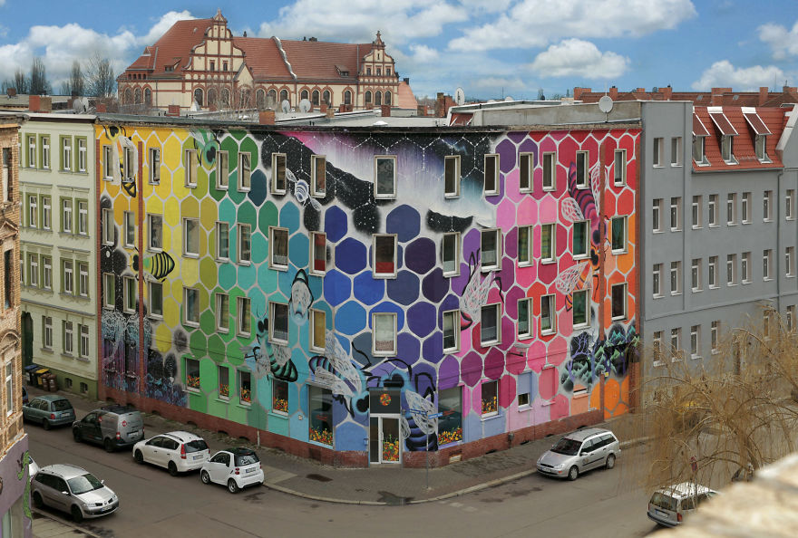 Превращение унылых зданий в Германии в искусство