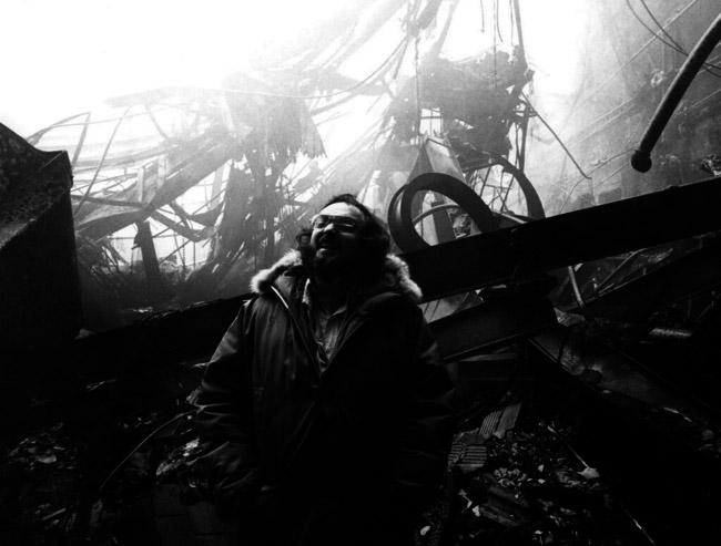 Стэнли Кубрик смеется в Элстри Студио, съемочная площадка фильма "сияние", которая была уничтожена при пожаре.
