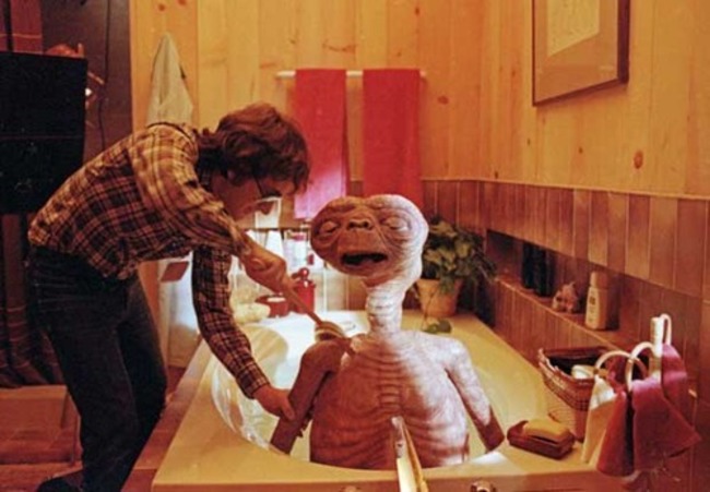 Режиссер Стивен Спилберг в ванной на съемках фильма "инопланетянин".