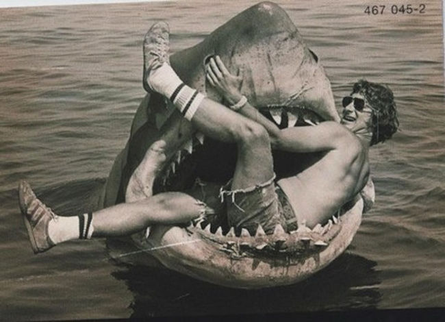 Стивен Спилберг мужественно залез в пасть акулы.
