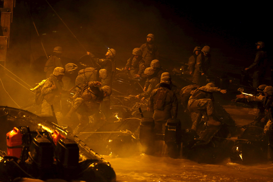 Солдаты на борту надувных лодок, спасают людей после наводнения в городе Чаньяраль (Chanaral), Чили.