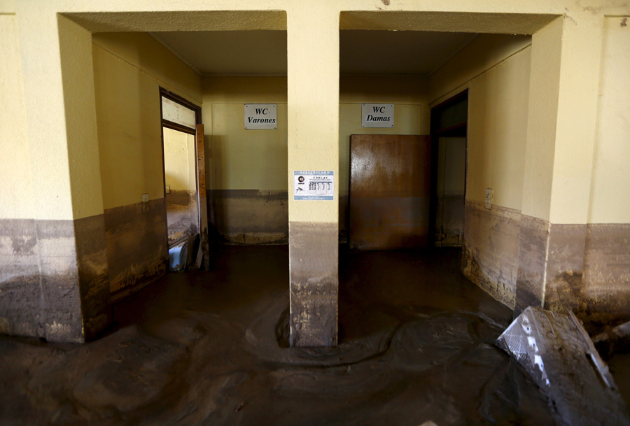 Вид грязных ванных комнат на затопленном складе в городе Лос-Лорос.