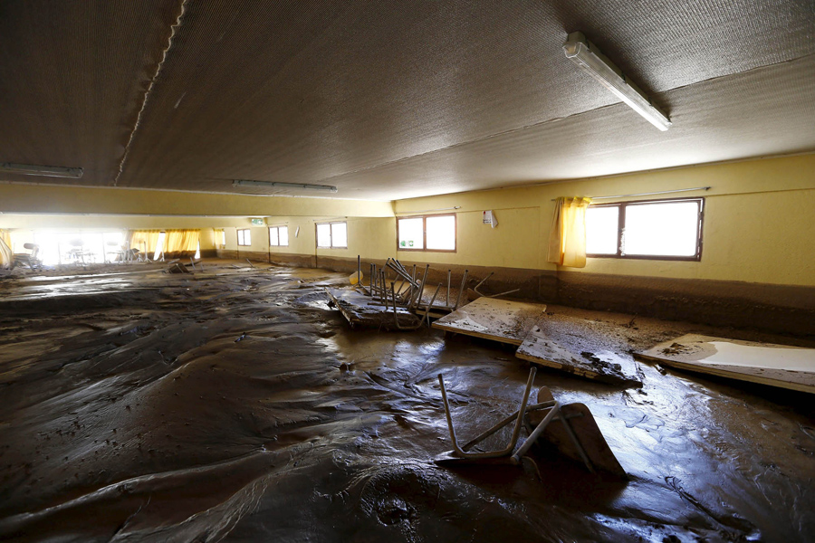 Вид помещения покрытого грязью в затопленном складе в городе Лос-Лорос.