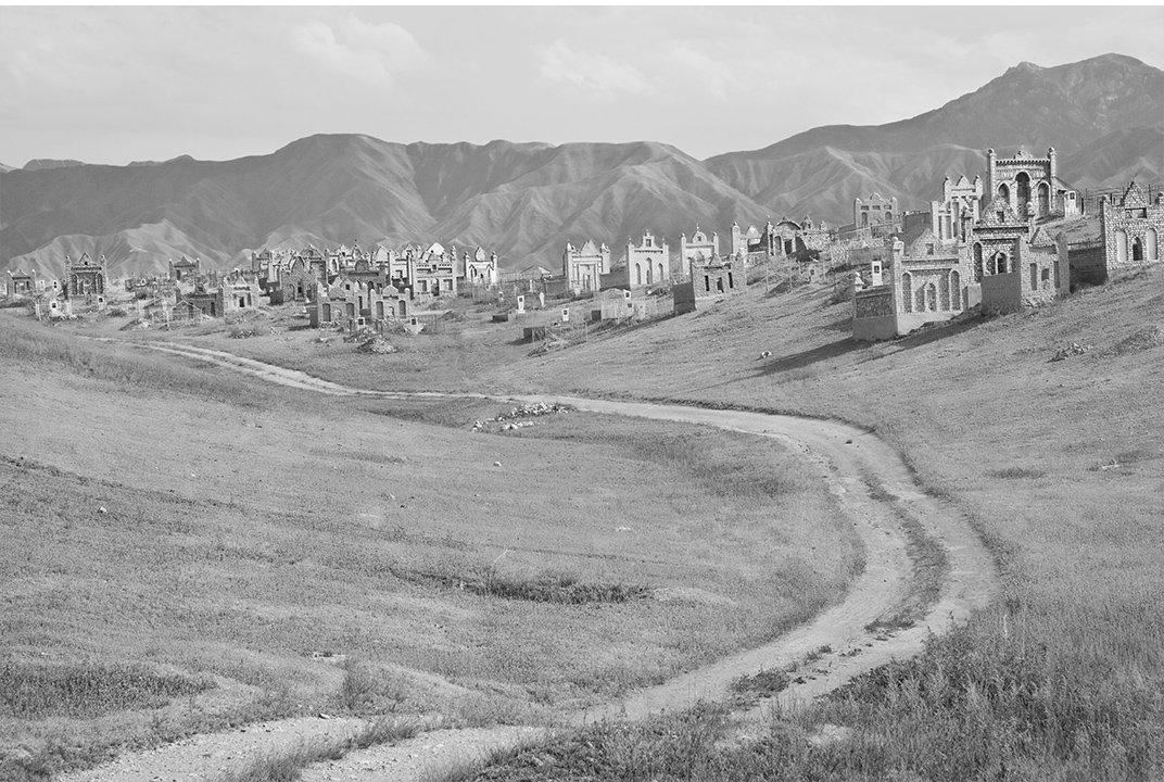 Кладбище поднимается из Киргизии, безлюдный пейзаж. Большинство кыргызов не хоронят мертвых рядом где живут, по словам Мортон.