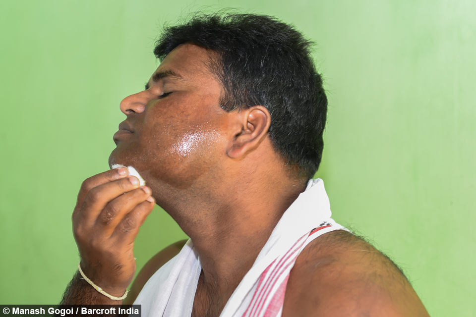 Этого человека зовут Bhupen Chandra из Индии, он может вставить до 550 хирургических игл себе лицо в любой период времени, даже не дрогнув. Подвиги "человека подушки" снискали ему место в книге рекордов, теперь он мечтает однажды поставить новый мировой рекорд.
