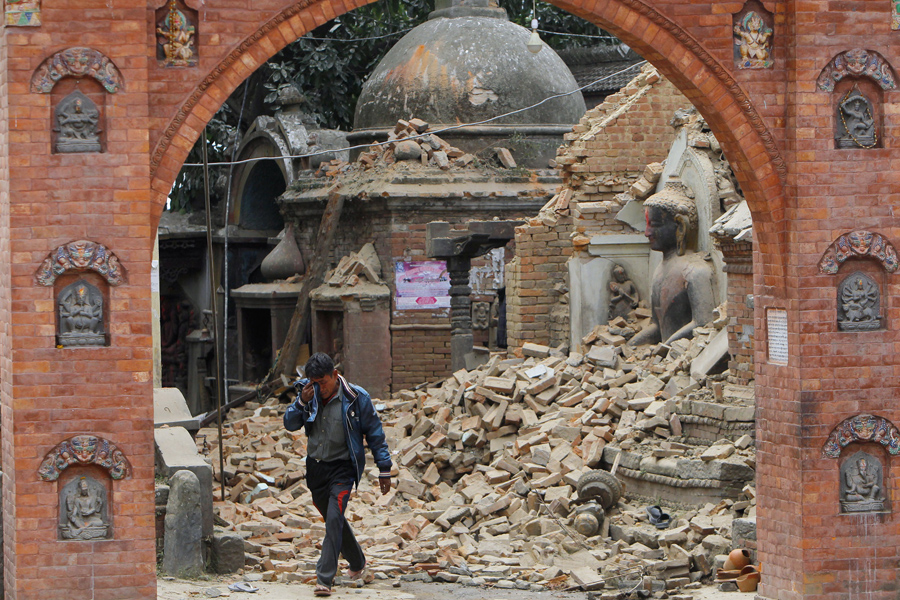 Мужчина из Непала плачет как после землетрясения в городе Бхактапур, рядом с Катманду.
