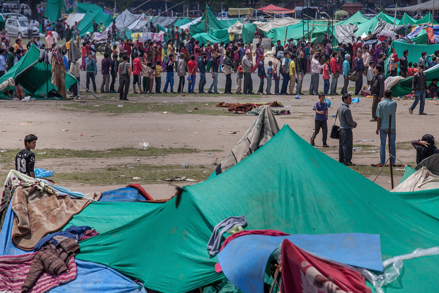 Жители выстраиваются в очередь за едой в эвакуационной зоне сформированной властями.