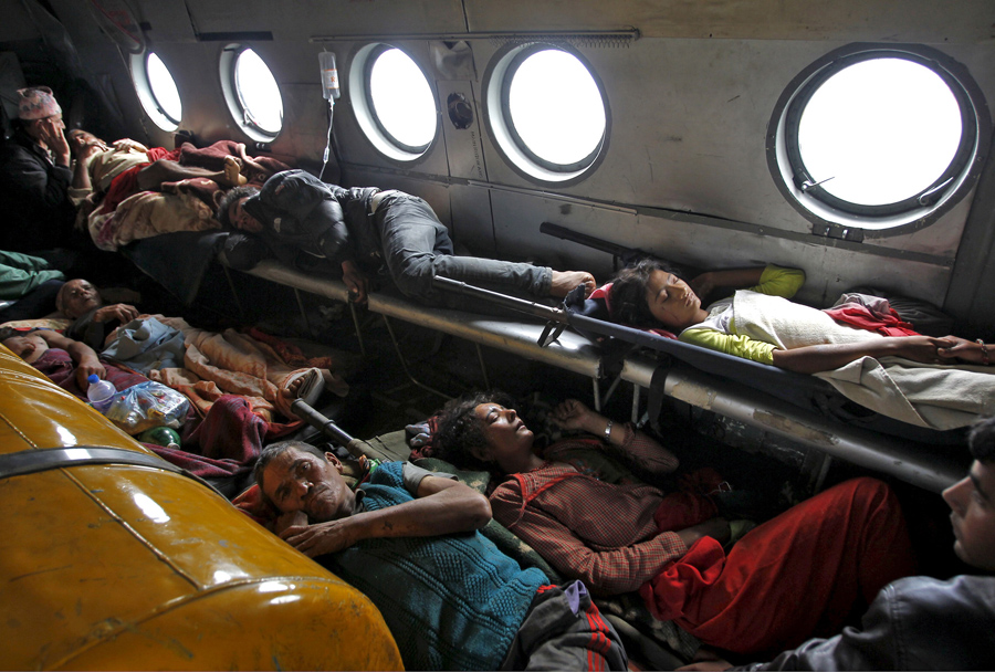 Жертвы землетрясения лежат внутри вертолёта ВВС Индии, их эвакуировали из Трисули.
