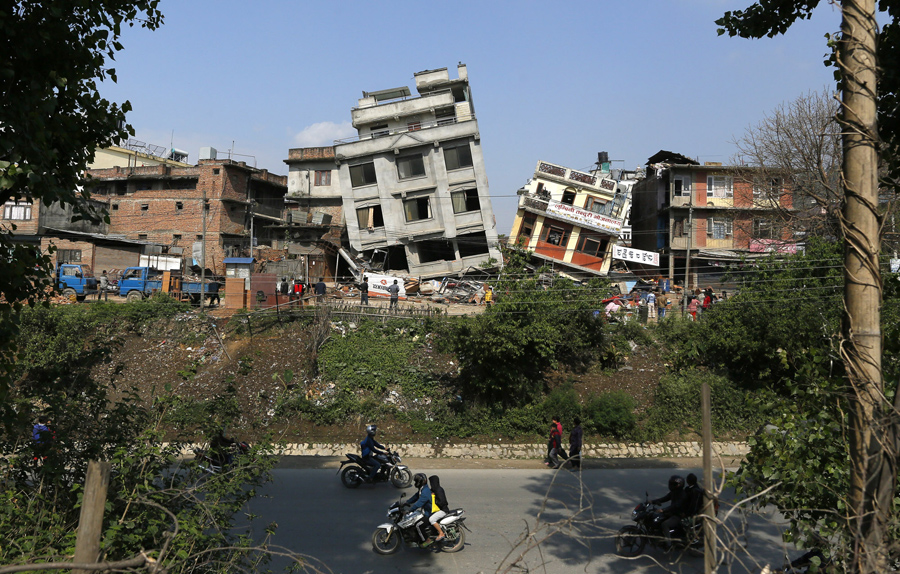 Разрушение зданий в результате землетрясения в Катманду.