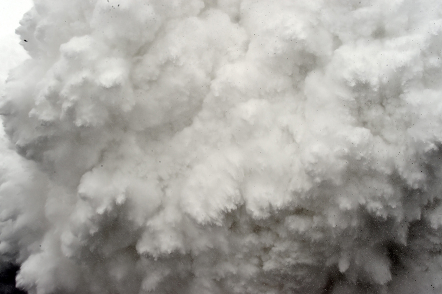 Облако снега и обломков, вызванные землетрясением направляется к лагерю у Эвереста, в Гималаях.