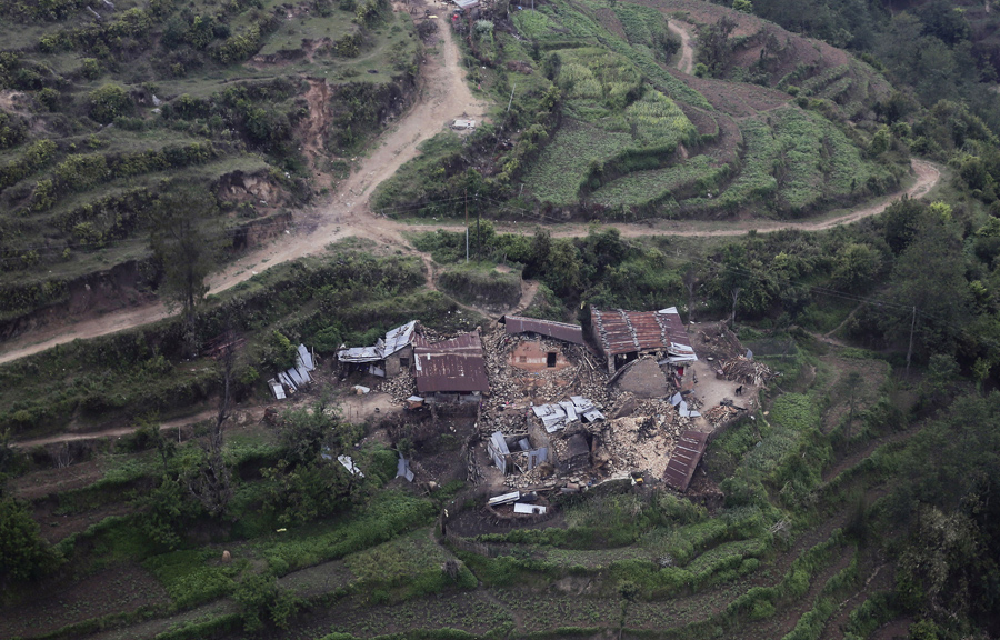 На склоне холма поврежденные жилые здания,  в результате землетрясения в Трисули, Непал, вид с воздуха.