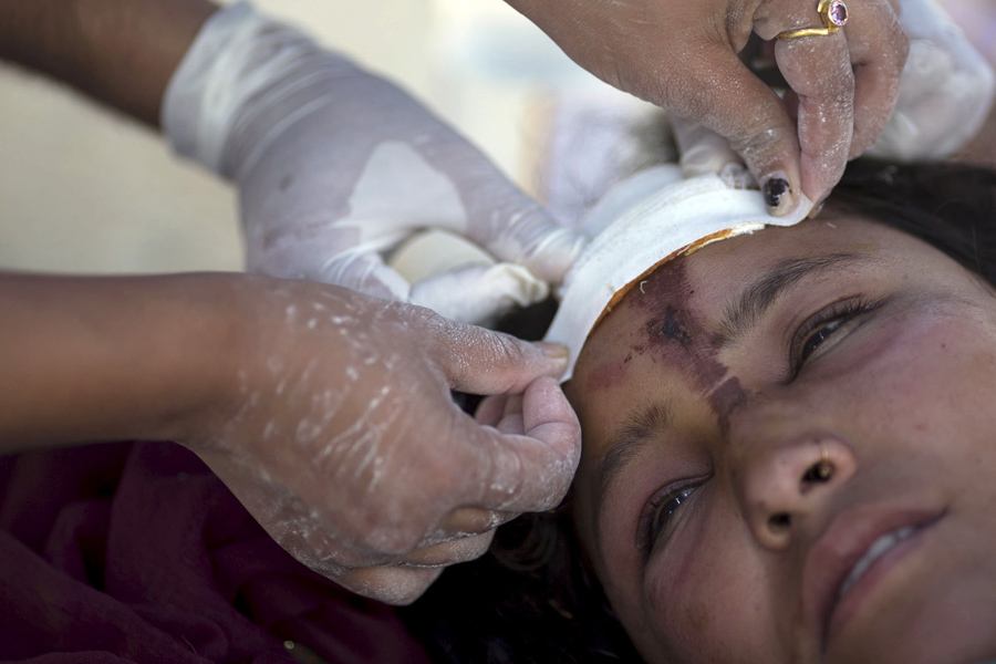 Женщина получает медицинскую помощь в больнице, после землетрясения в Непале.