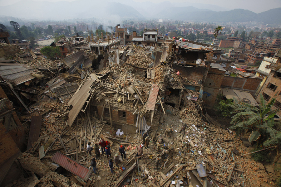 Руины, спасатели убирают мусор, ищут жертв землетрясения в Бхактапур, рядом с Катманду.