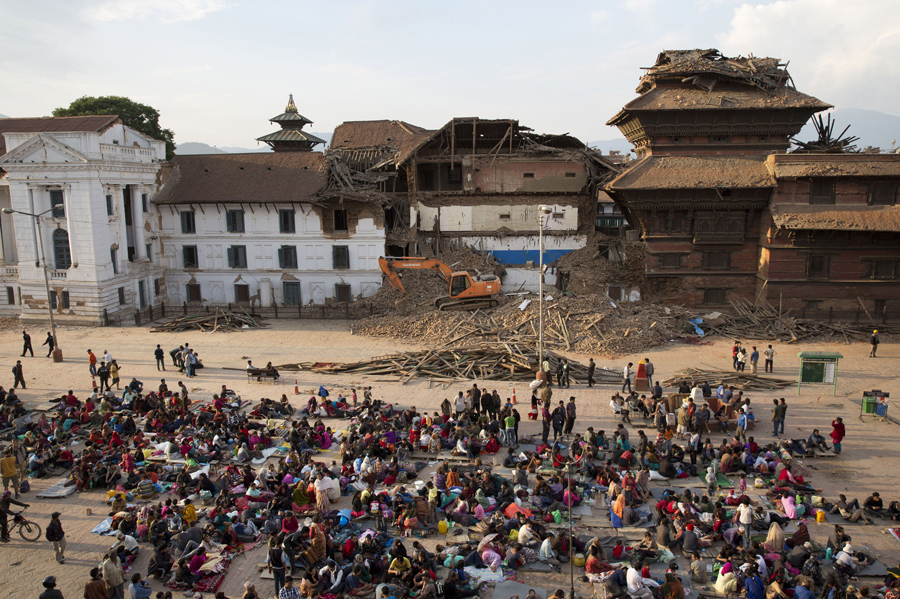 Люди собираются на площади Дурбар из соображений безопасности, после землетрясения в Катманду.