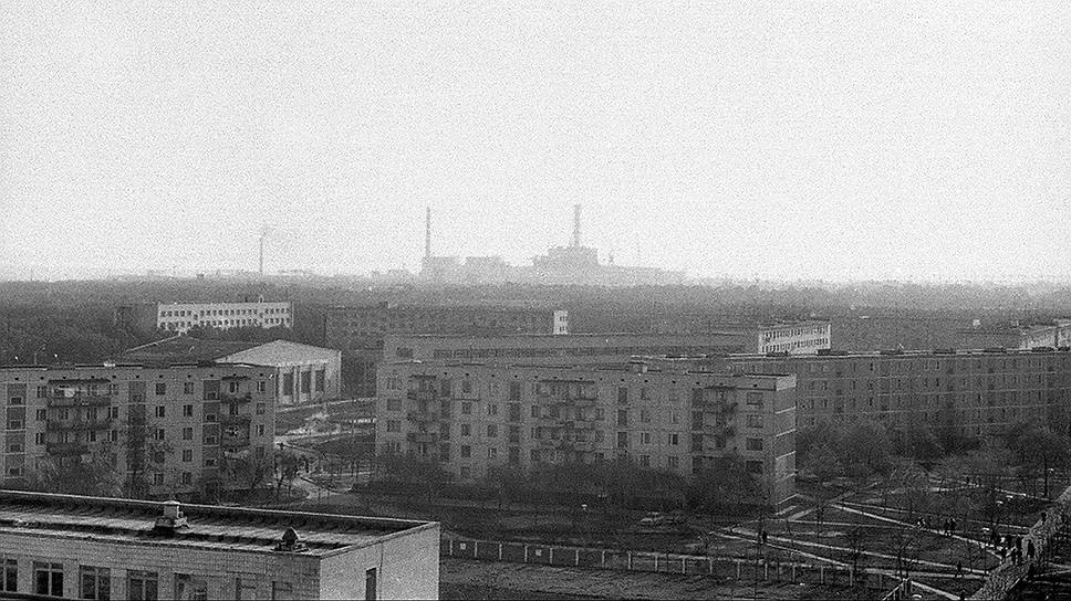  В 01:24 26 апреля 1986 года на 4-м энергоблоке Чернобыльской АЭС произошел взрыв, который полностью разрушил реактор. Во время взрыва на ЧАЭС основной выброс радиоактивной пыли произошел в направлении Припяти. Эвакуация жителей началась лишь спустя сутки — 27 апреля 