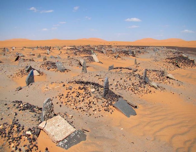 На окраине городка Мерзуга (Merzouga), примерно 30 км от границы с Алжиром, - это специальное и красивое старинное мусульманское кладбище.