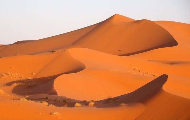 Эрг Шебби находится в одном из двух больших песчаных дюн пустыни ветры морей, созданные на протяжении веков. Некоторые дюны в Эрг-Шебби достигают высоты почти 153 метра.