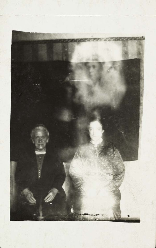 К 1920-м годам, было очень популярна фото сессия с духами. Однако, было так же очень много критиков.