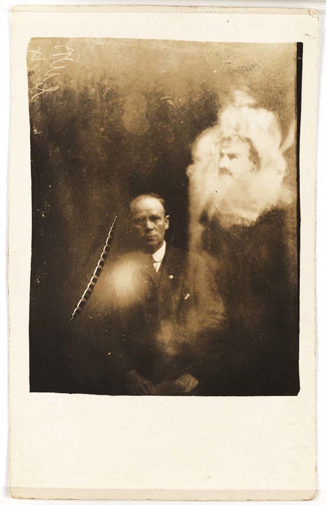 Хоуп и его Кру Круг продолжали исповедовать свою веру в духов на фото, вплоть до своей смерти в 1933 году.