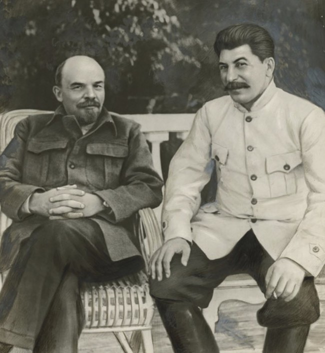 Эта фотография ретушировалась художником, делая его более похожим на живопись, чем на фотографию. В ретуши включено сглаживание кожи Сталина,левая рука получилась длиннее.