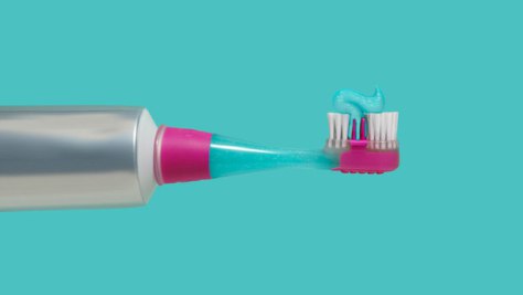 Зубная щетка прикручивающая к тюбику с зубной пастой.