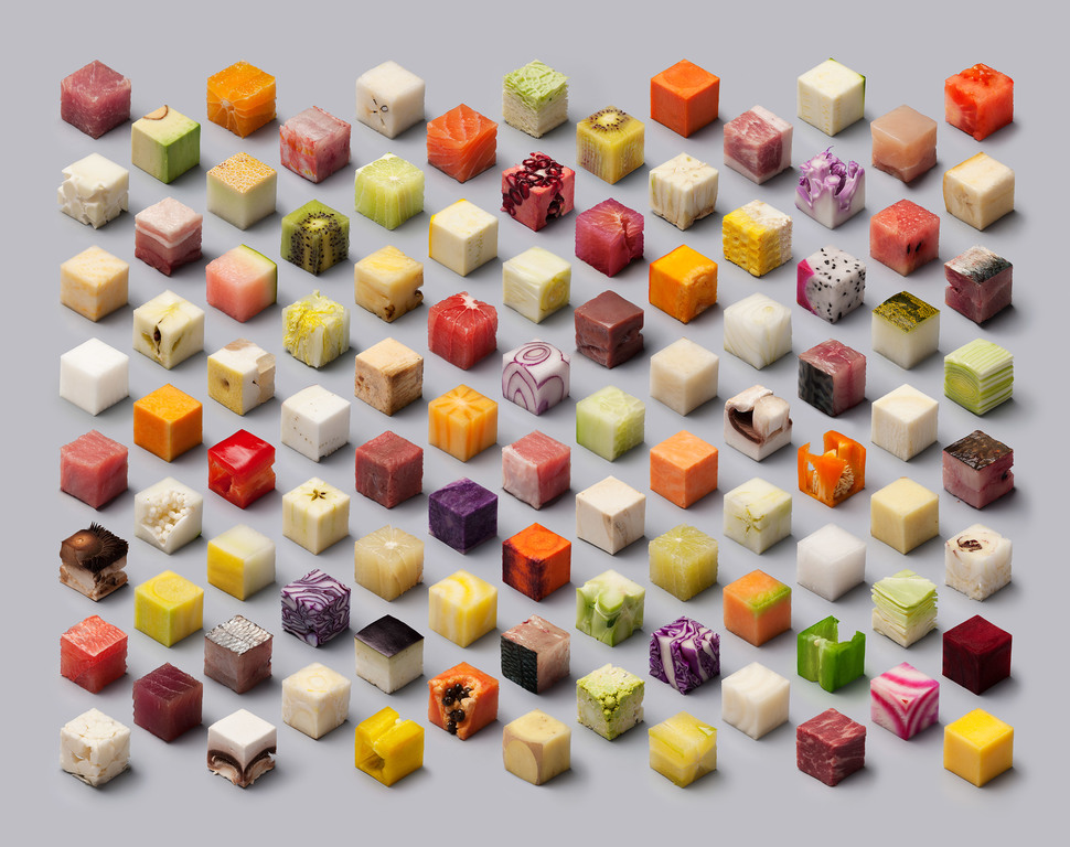 Сырые продукты режут на идеально симметричные кубики