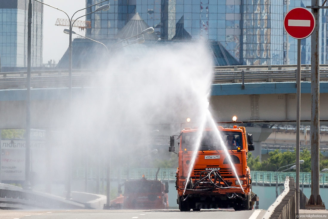 Мытье дорог. Поливальная машина. Поливальные машины в Москве. Орошение дорог от пыли.