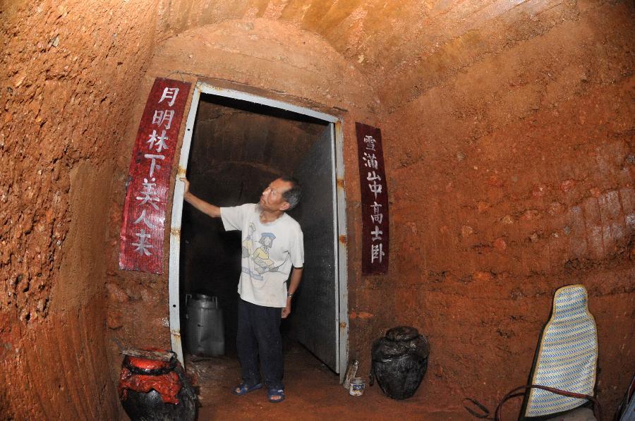 Китаец потратил шесть лет на создание дома в пещере