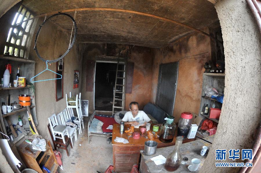 Китаец потратил шесть лет на создание дома в пещере
