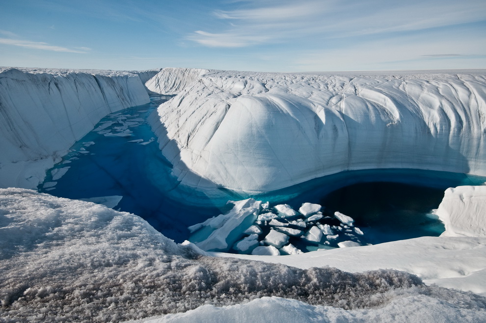 Although snow has dammed outflow from the lake, nearby melt streams continue to fill sections of the canyon where snow has not accumulated (see http://bigice.apl.washington.edu/photos/Greenland07-15.jpg).