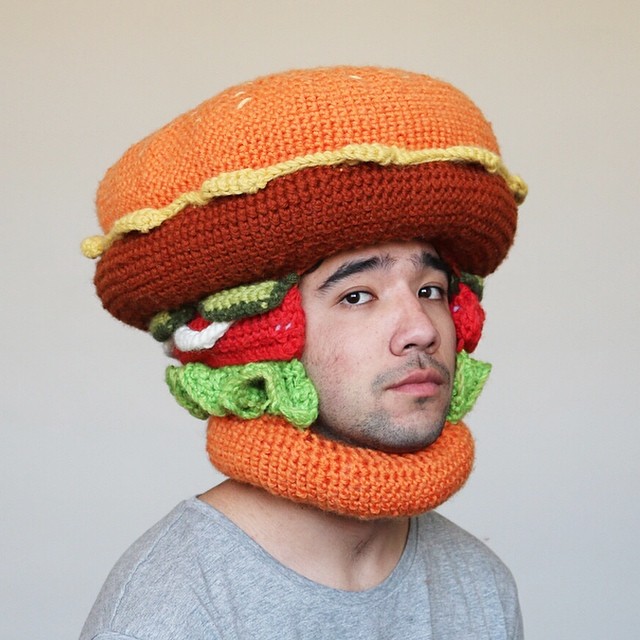 Парень из instagram вяжет шапки в виде еды