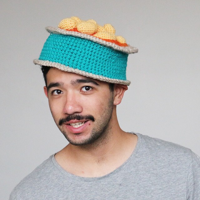 Парень из instagram вяжет шапки в виде еды