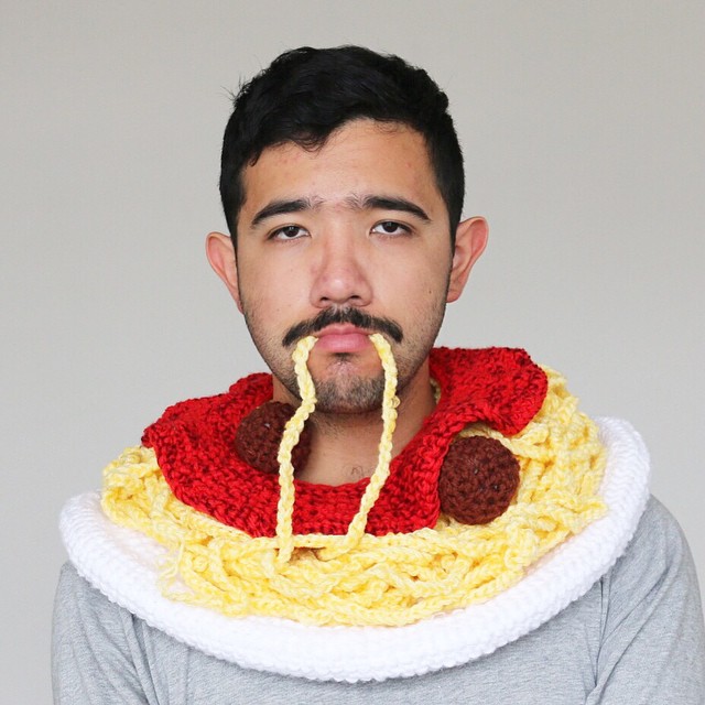 Мельбурнский художник вяжет шапки в виде еды