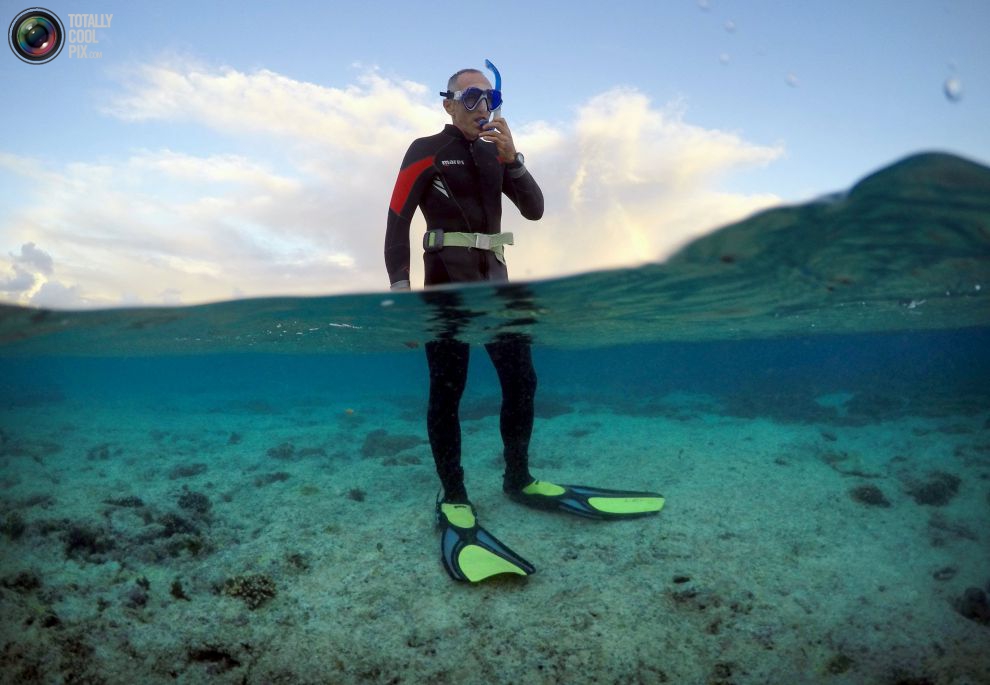 Питер Гаш (Peter Gash), готовится, чтобы вплавь осмотреть состояние рифов, в районе под названием "коралловые сады", расположенный у острова Леди-Эллиот, к северо-востоку от города Бандаберг в штате Квинсленд, Австралия.