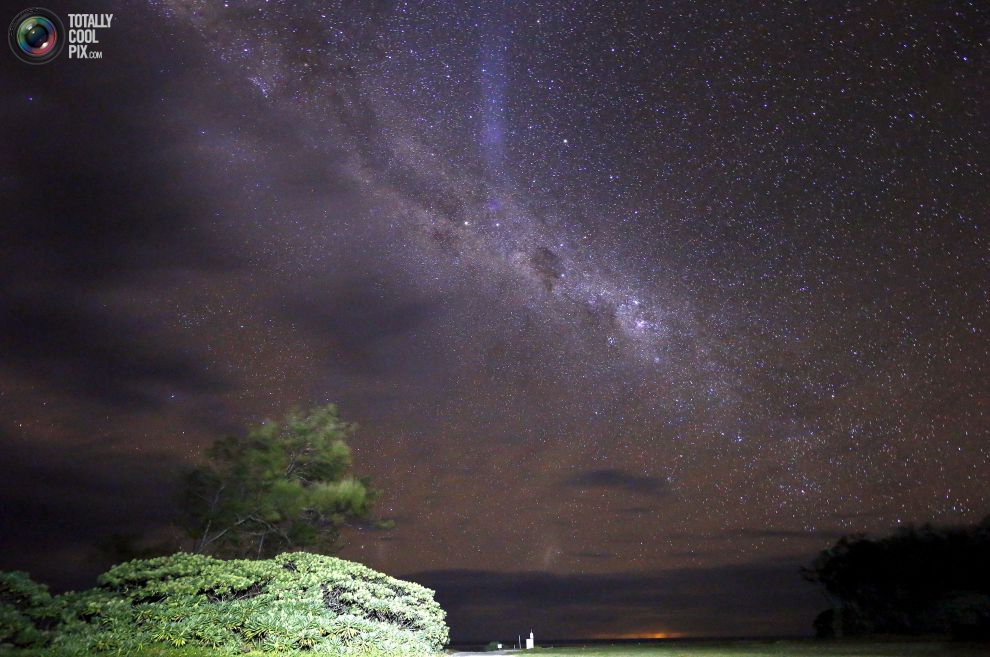 Млечный Путь наблюдается в небе над хижиной в Австралии.