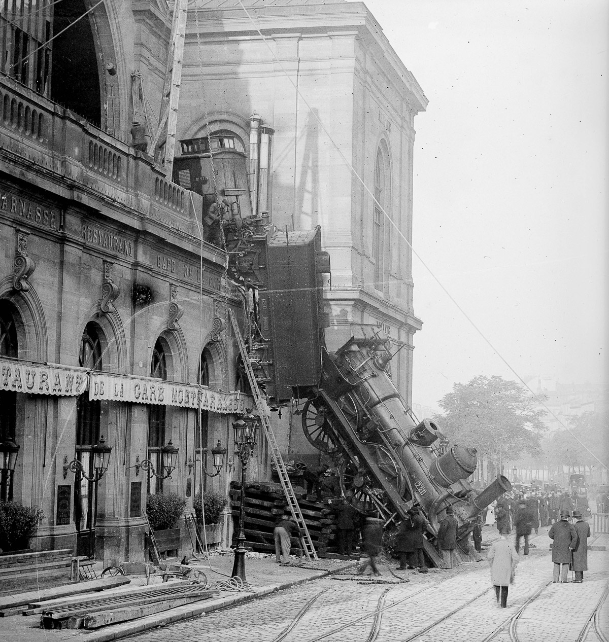 FRANCE - 1895:  Accident of the station Montparnasse. Paris, October 22, 1895. LL-21812 B STEREO.  (Photo by LL/Roger Viollet/Getty Images)
