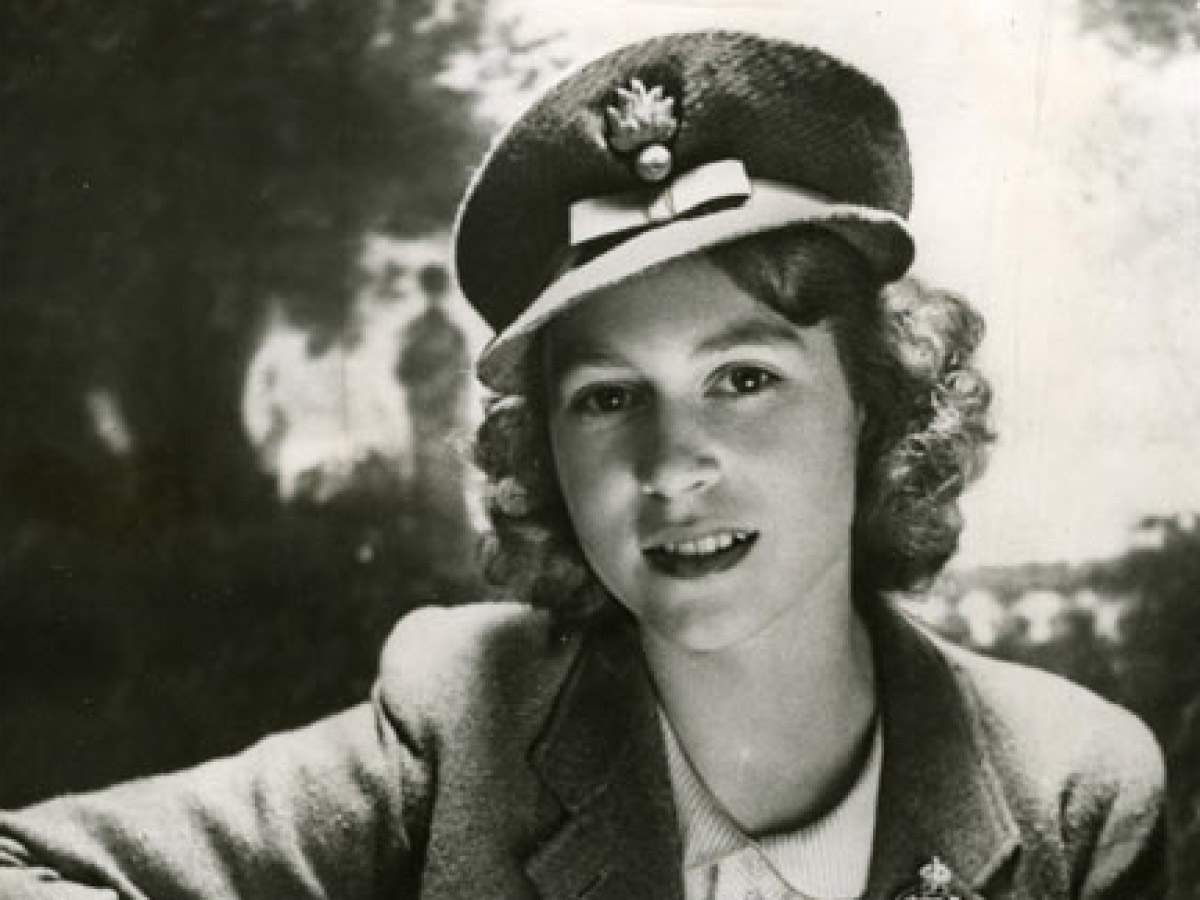 В феврале 1945 года, всего за несколько месяцев до окончания Второй Мировой Войны, тогда-Принцесса Елизавета вступила в ATS. Ей только исполнилось 18 лет, и она присоединилась к войне.