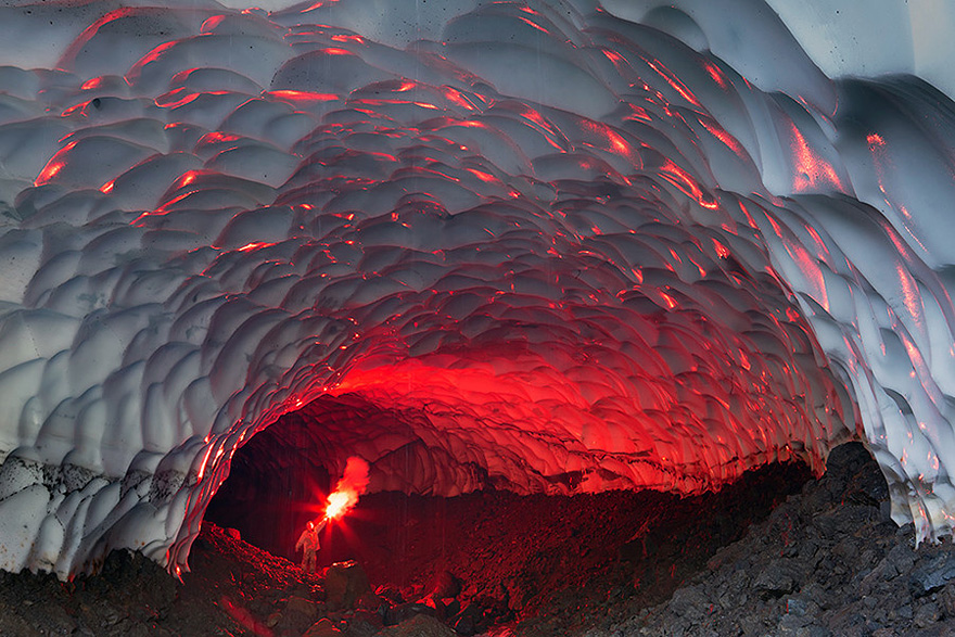 Пещера из льда на Камчатке. 