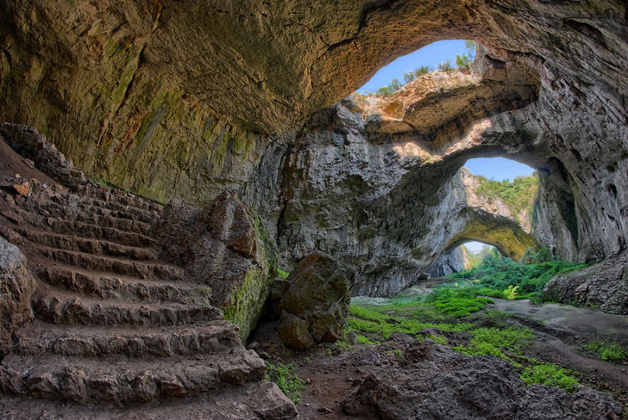 Пещера Деветашката в Болгарии.