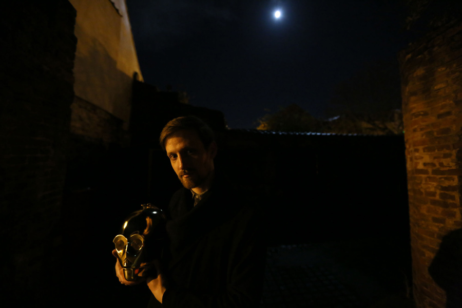 Энтузиаст Саймон Уилки позирует для фотографии с маской от наряда  С-3РО в Норвич, Англия, 24 ноября 2015.