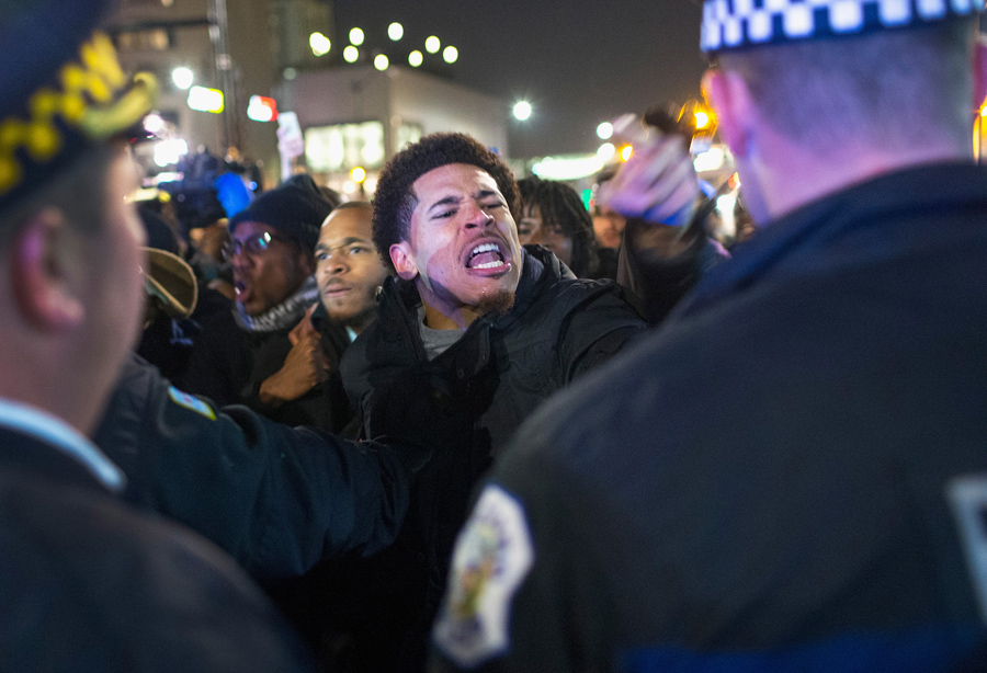 Сотни протестующих вышли во вторник вечером, 24 ноября 2015 года, на улицы Чикаго, штат Иллинойс, после появления в интернете видеозаписи убийства в октябре прошлого года темнокожего подростка белым полицейским