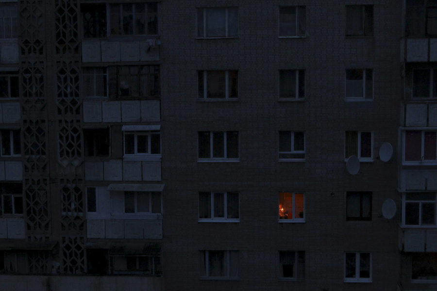 Керосиновая лампа освещает комнату в жилом доме во время отключения электроэнергии в Симферополе, Крым, 24 ноября 2015 года. Крым по-прежнему полагаться на аварийные генераторы, чтобы удовлетворить свои основные потребности в электроэнергии после того, как неизвестные диверсанты взорвали опоры ЛЭП