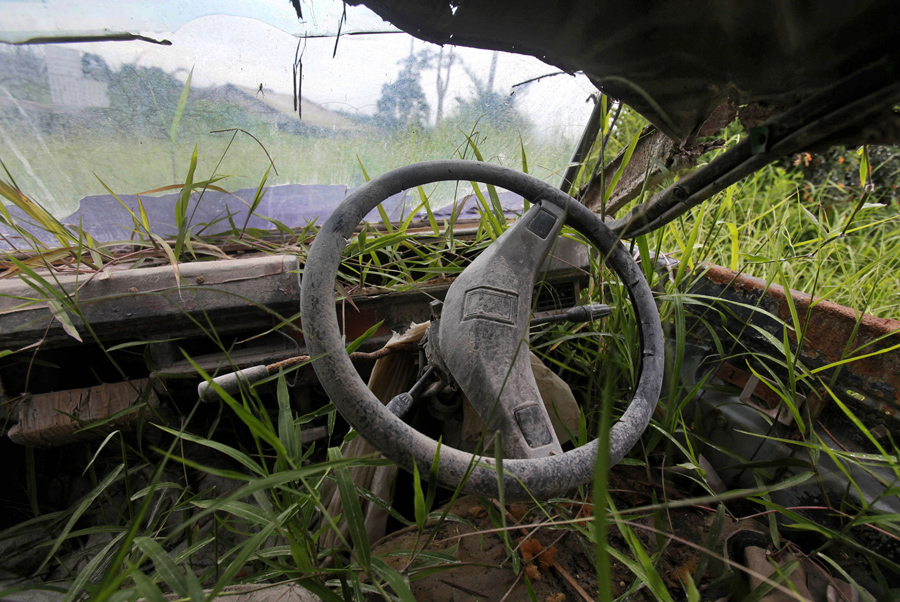 Обломки фургона заросшего растениями в Северной Суматре, 16 ноября 2015