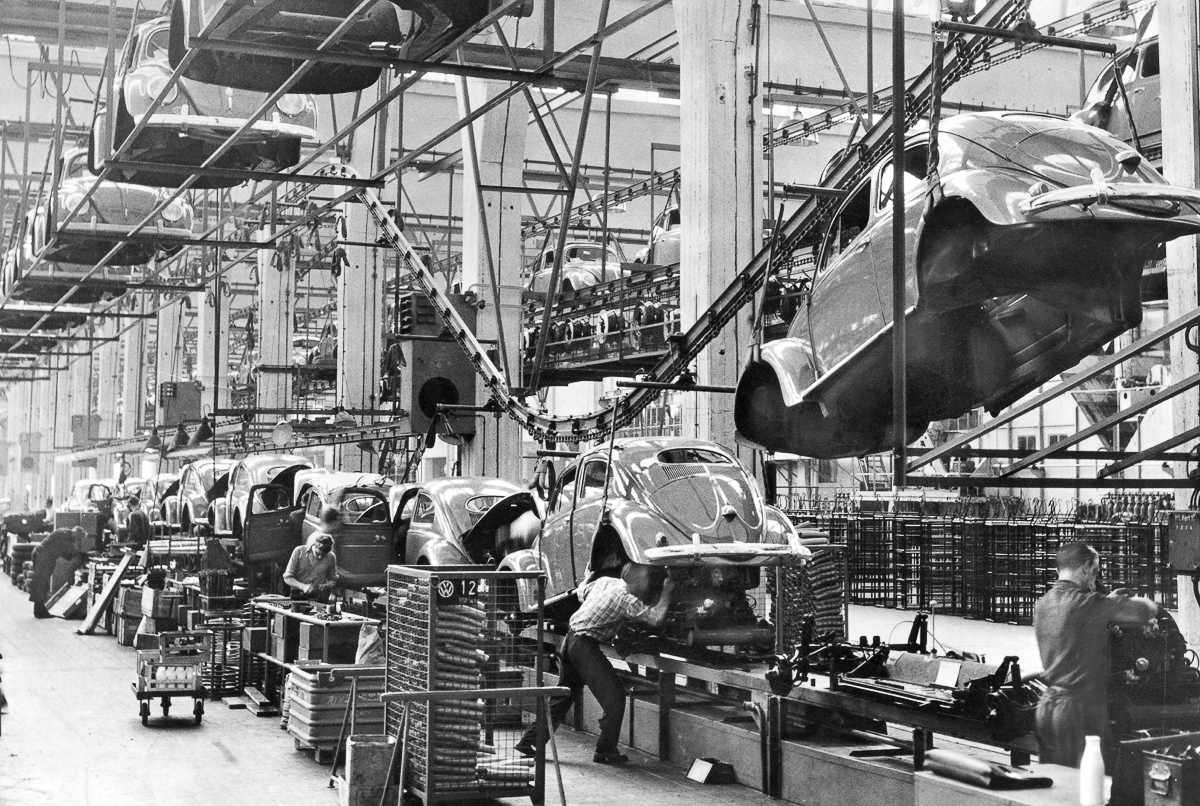 00/00/1958. View of an assembly line where BEETLE models are produced in a VOLKSWAGEN factory. Vue d'une chaîne de montage où des modèles COCCINELLE sont construits, dans une usine des fabriquants VOLKSWAGEN.