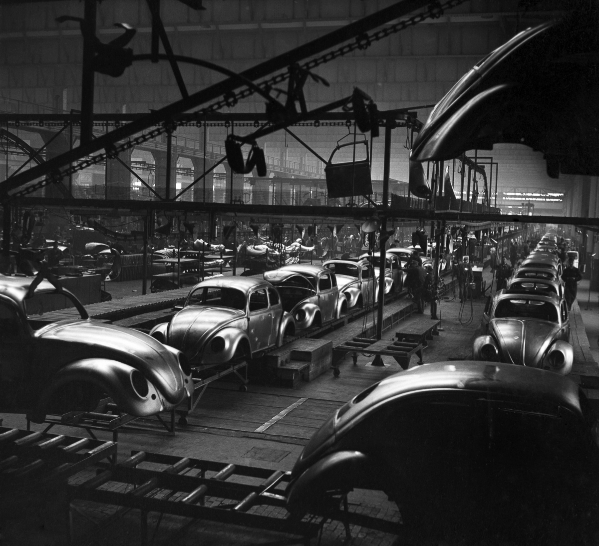 15 Dec 1952 --- General views of the production line at the volkswagen factory producing Beetle cars in Germany. December 1952 C6101-002 --- Image by © WATFORD/Mirrorpix/Corbis